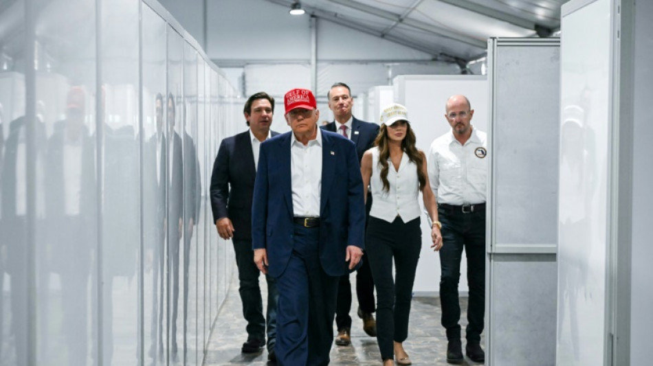 Trump elogia 'Alcatraz dos jacarés', novo centro de detenção de imigrantes