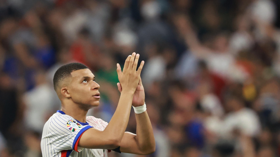 Mbapp&eacute; con la maglia n.9 del Real, ovazione al Bernabeu