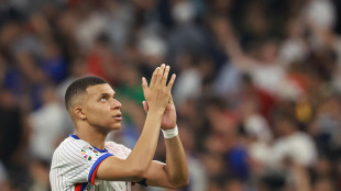Mbapp&eacute; con la maglia n.9 del Real, ovazione al Bernabeu