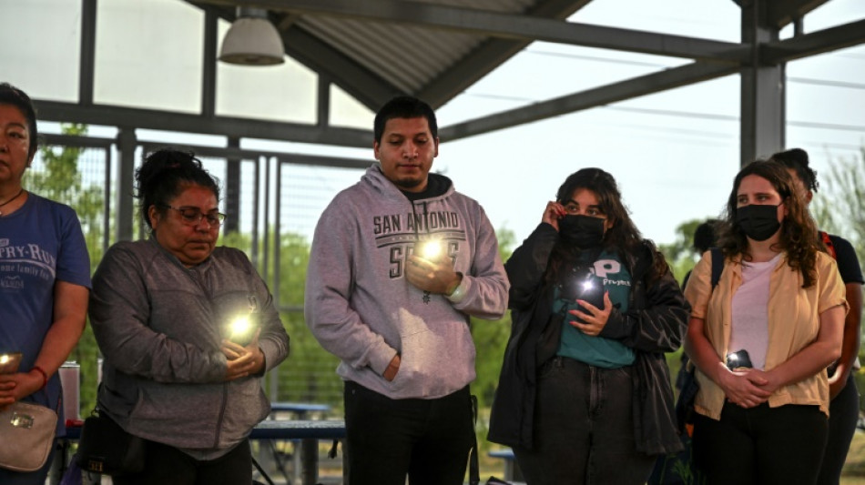 Dolor y rabia en una vigilia celebrada por migrantes muertos en un cami&oacute;n de Texas