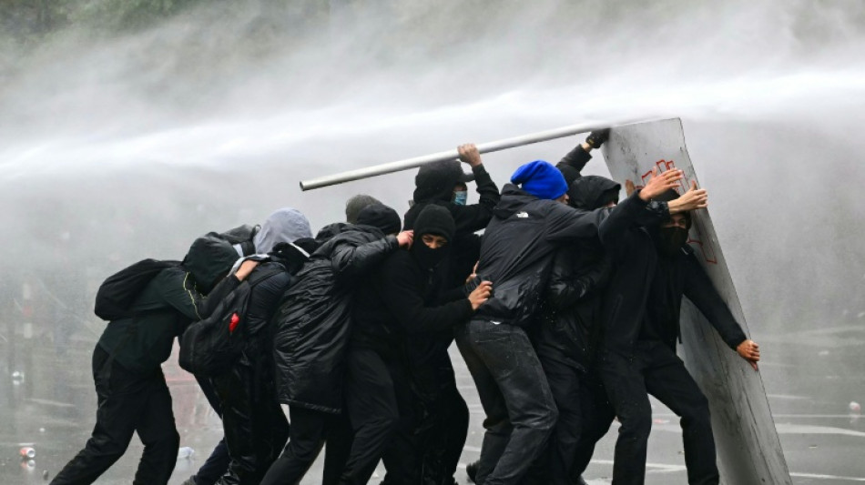 Escenas de caos durante protestas estudiantiles en Bruselas