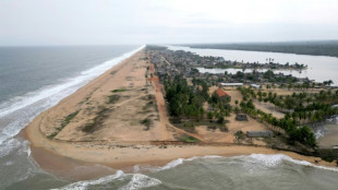 Sur le littoral ivoirien, exhumer ses proches face &agrave; la mont&eacute;e des eaux