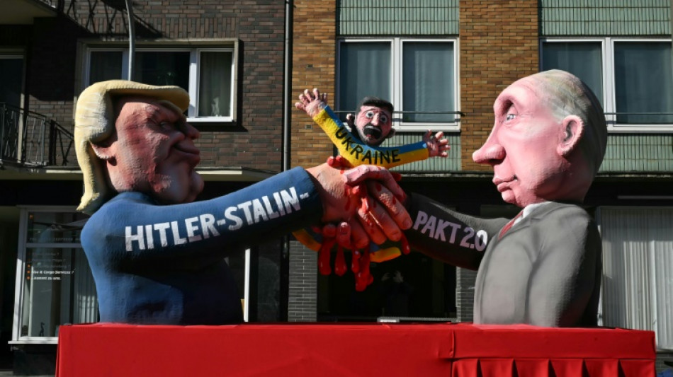 Rosenmontagsz&uuml;ge rollen mit viel Spott f&uuml;r Politik durch Karnevalshochburgen