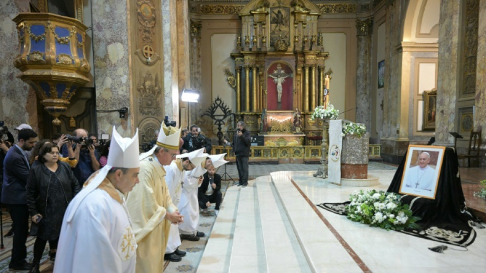Argentinos lloran la muerte de su papa