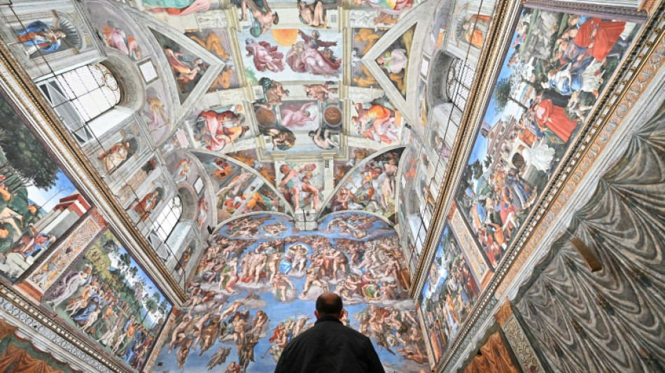 Une foule fervente continue d'honorer la m&eacute;moire du pape Fran&ccedil;ois