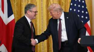 Trump et Starmer: amabilit&eacute;s, d&eacute;tente commerciale mais rien de d&eacute;cisif sur l'Ukraine