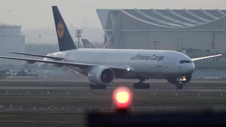 Lufthansa, migliorano i conti, perdita operativa a 741 milioni