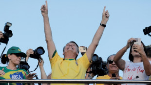 Sur les lieux des &eacute;meutes de Brasilia, Bolsonaro promet de "continuer le combat"