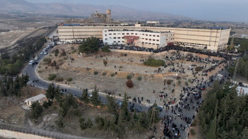 Les rebelles syriens pr&eacute;parent le transfert du pouvoir et jurent de ch&acirc;tier les "tortionnaires"