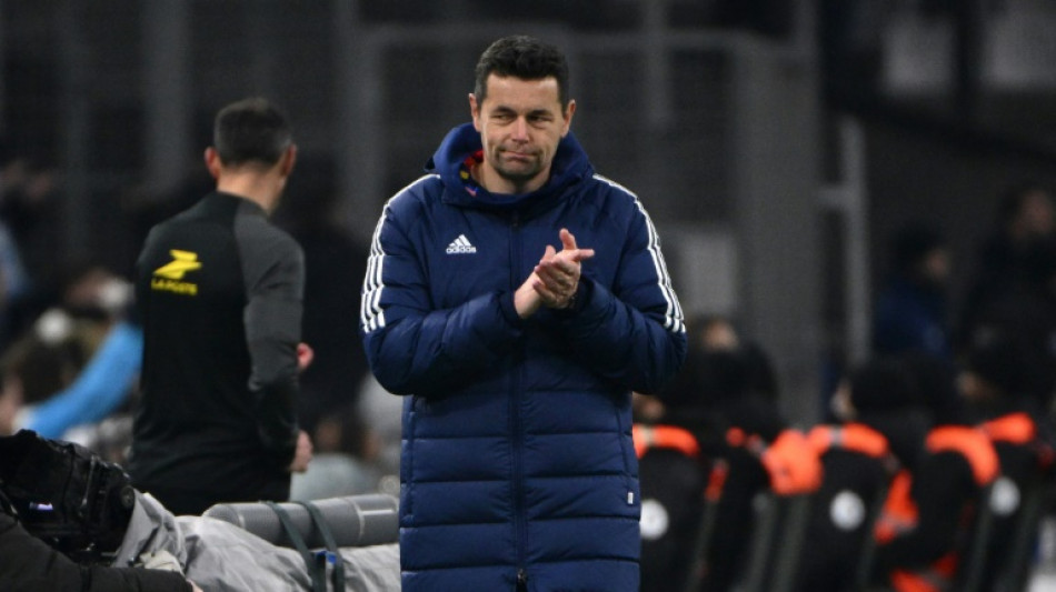 Pierre Sage, t&eacute;cnico interino do Lyon, seguir&aacute; at&eacute; a pausa de fim de ano