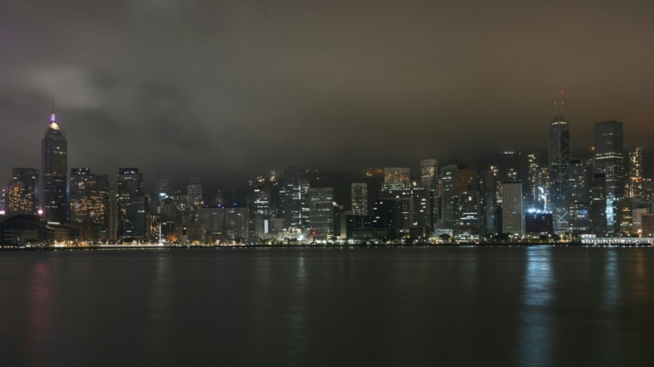 Menschen in vielen asiatischen St&auml;dten schalten zur "Earth Hour" das Licht aus