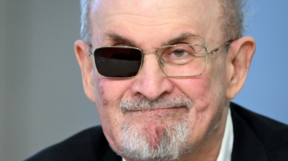 Autor de atentado contra Salman Rushdie &eacute; indiciado por terrorismo nos EUA