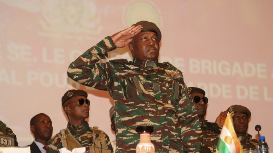 Junta militar do N&iacute;ger liberta ministros de governo deposto