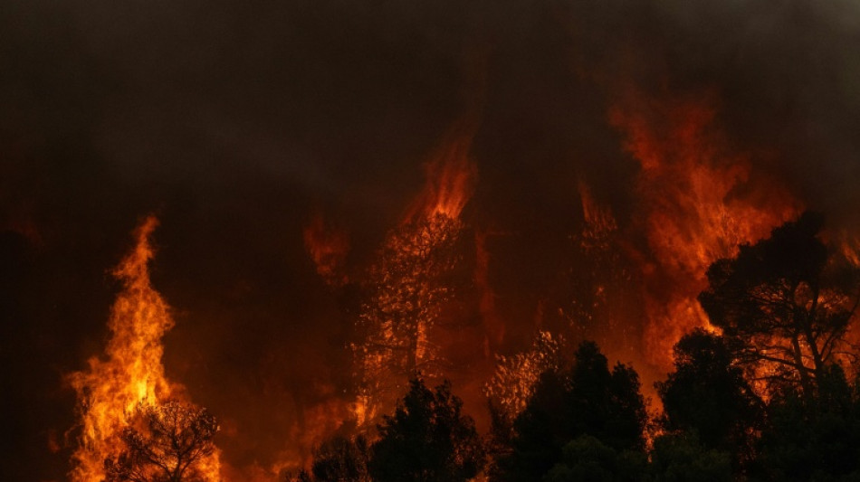 Gr&egrave;ce: les pompiers pouss&eacute;s "&agrave; leurs limites" face &agrave; de violents incendies