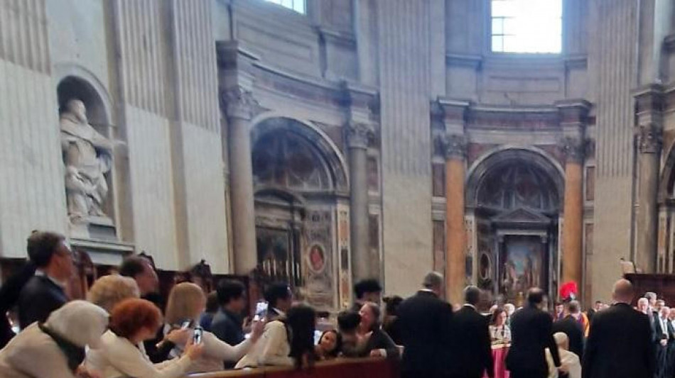 Il Papa a sorpresa in basilica S.Pietro prima della veglia