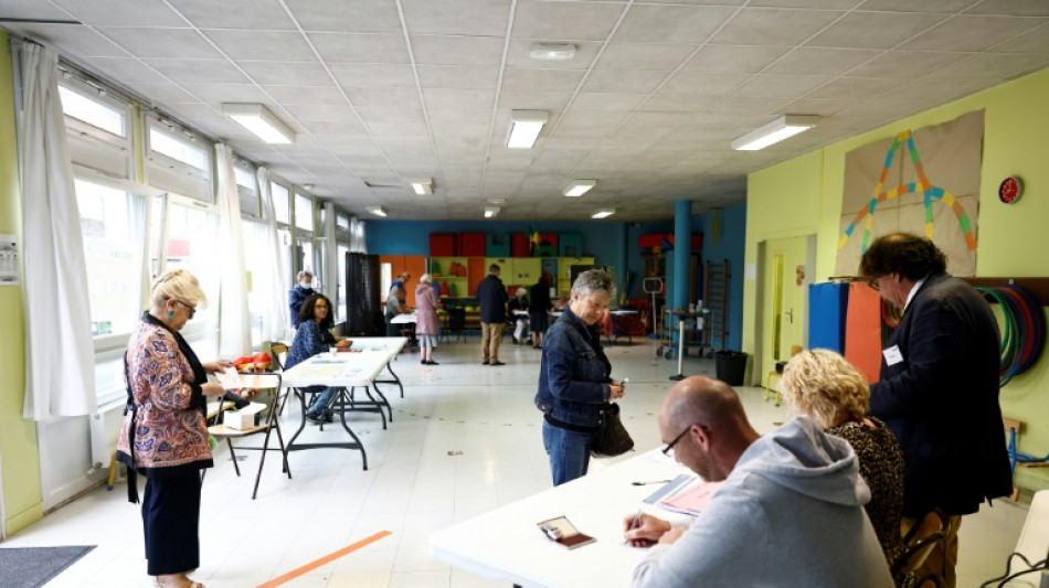 L&eacute;gislatives: le vote a commenc&eacute; en m&eacute;tropole, une ministre d&eacute;j&agrave; battue