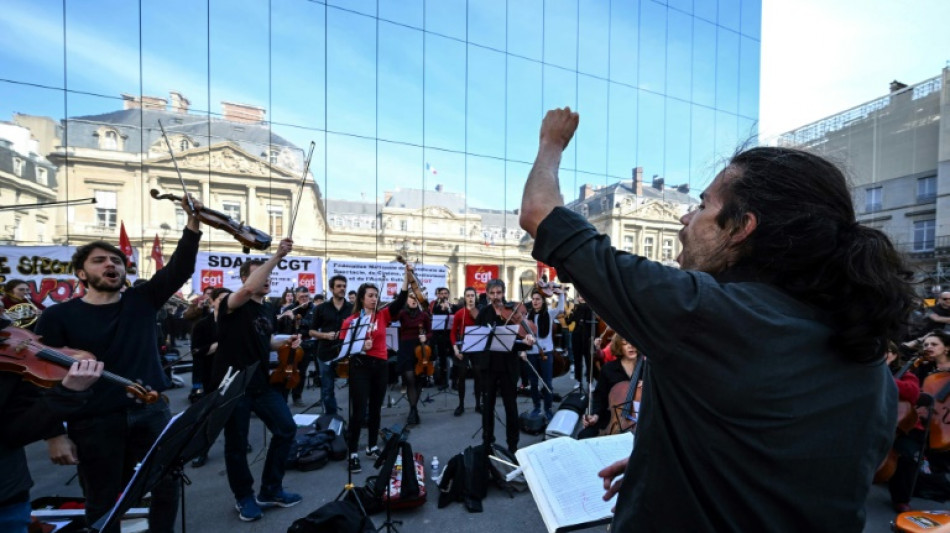 Francia vive &uacute;ltimas protestas antes de decisi&oacute;n clave sobre reforma de pensiones