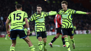 Arsenal atropela Sheffield e se mant&eacute;m na cola de City e Liverpool