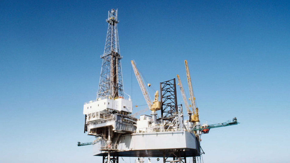 Il petrolio &egrave; in lieve rialzo, Brent sopra 70 dollari