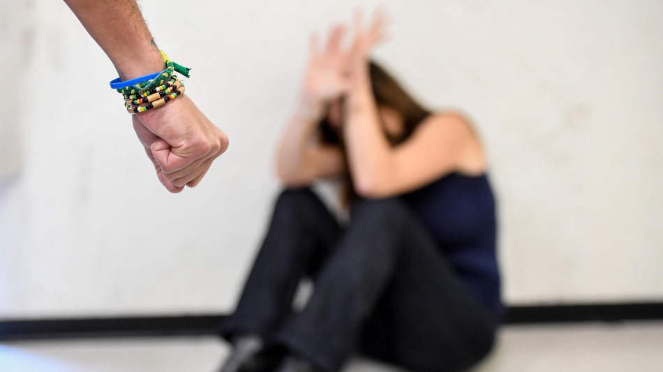 Abusi su una 17enne,arrestati due fratelli, uno minore