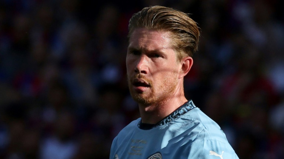 Manchester City homenageia De Bruyne com mosaico e nome de rua no CT