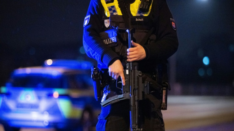 Mann wird in Hamburg offenbar von Hochhaus gesto&szlig;en und stirbt