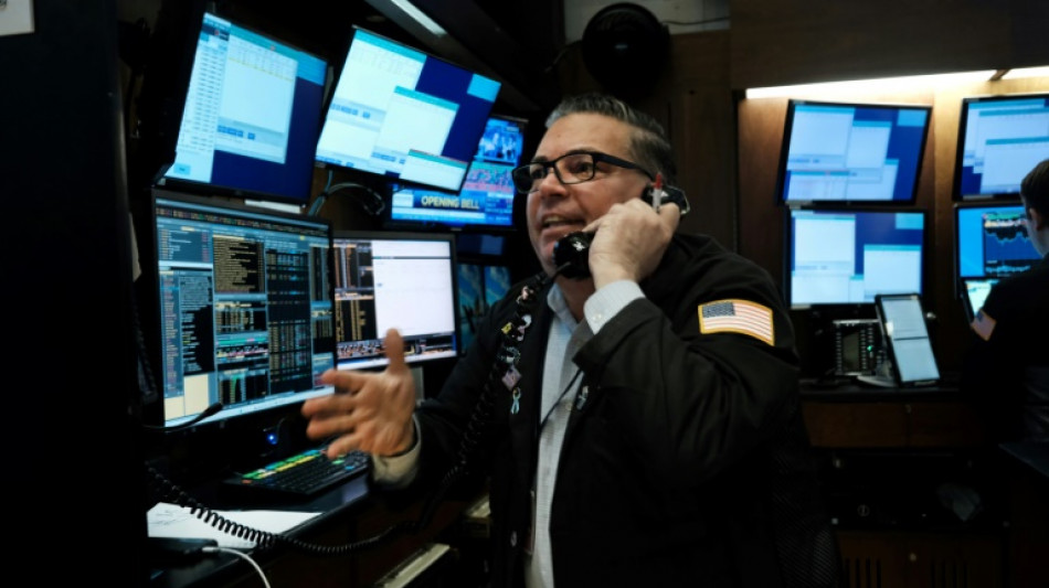 Wall Street termine en baisse, plomb&eacute;e par la technologie
