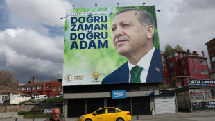 Turquie : Erdogan r&eacute;appara&icirc;t en public, l'air combatif apr&egrave;s trois jours d'&eacute;clipse