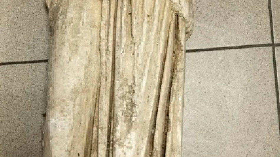 Gr&egrave;ce : une statue antique retrouv&eacute;e "pr&egrave;s de poubelles"