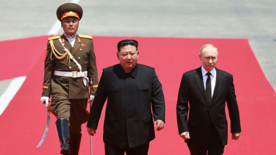 Tapis rouge pour Poutine en Cor&eacute;e du Nord venu renforcer la coop&eacute;ration militaire