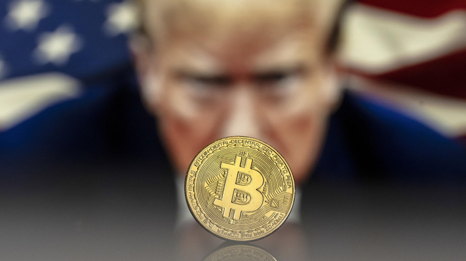 Bitcoin sotto i 65.000 dollari poi risale, pesa l'incertezza sui dazi