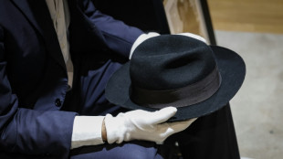 Chap&eacute;u usado por Michael Jackson durante 'moonwalk' &eacute; arrematado por US$ 82 mil