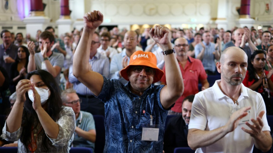 Nouvelles gr&egrave;ves au Royaume-Uni dans les h&ocirc;pitaux et le rail