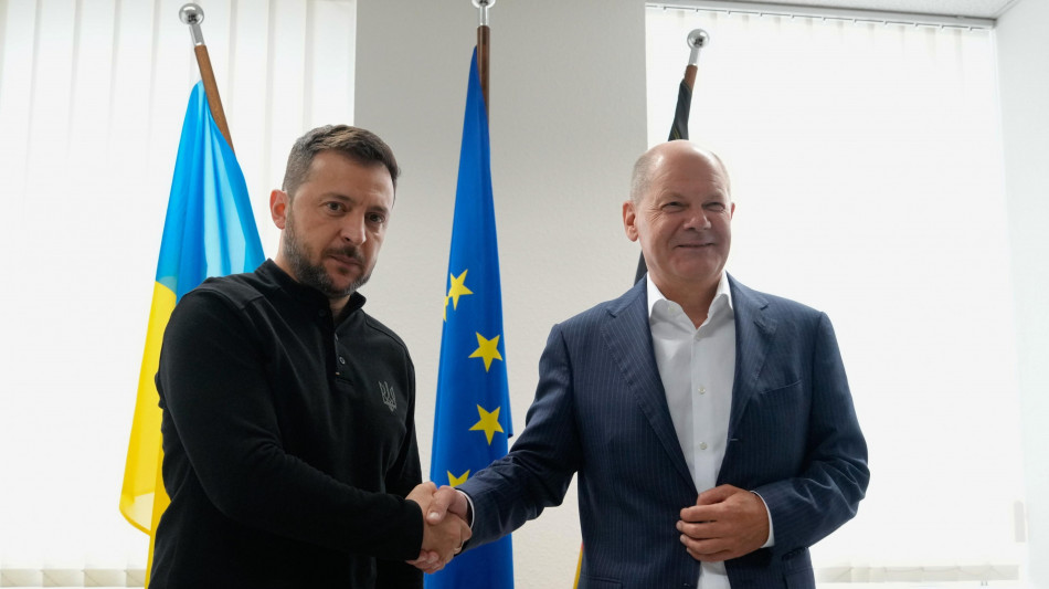 Scholz a Zelensky, 'non accetteremo diktat da Putin'