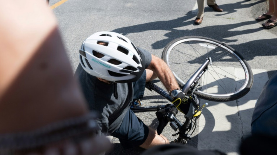 Biden sufre ca&iacute;da sin consecuencias al tratar de bajarse de bicicleta