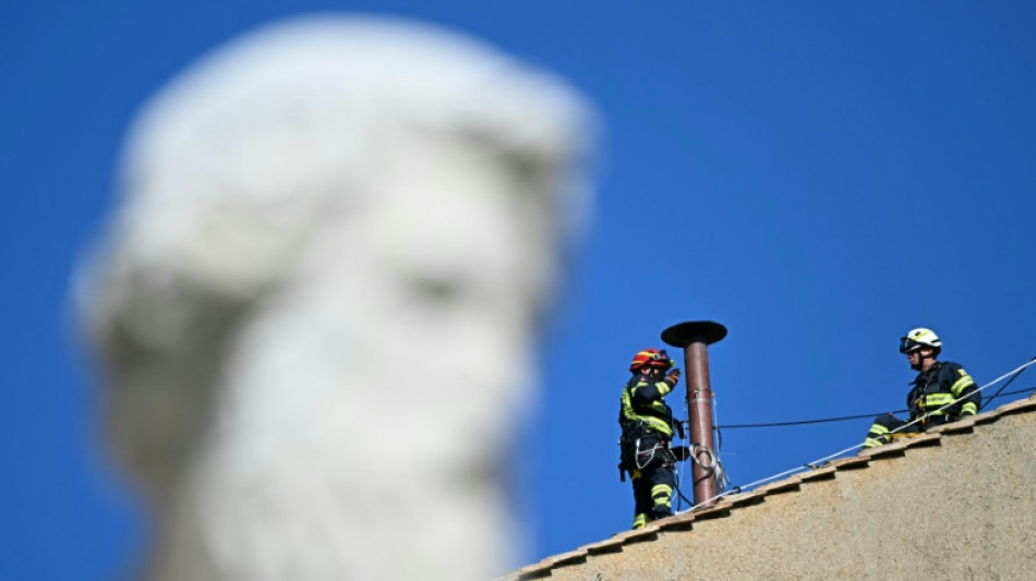 El Vaticano instala chimenea en la Capilla Sixtina para el c&oacute;nclave