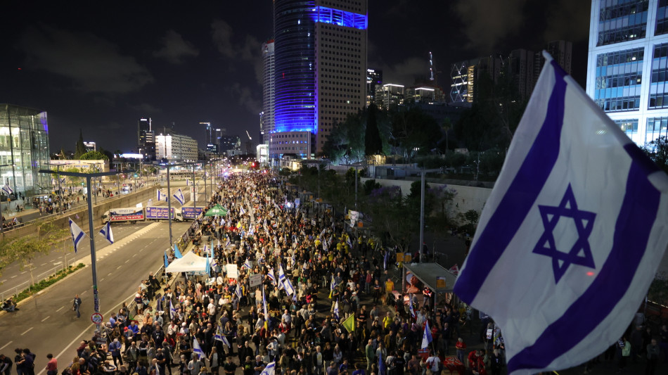 Media, 'Israele conferma che gli ostaggi ancora vivi sono 24'