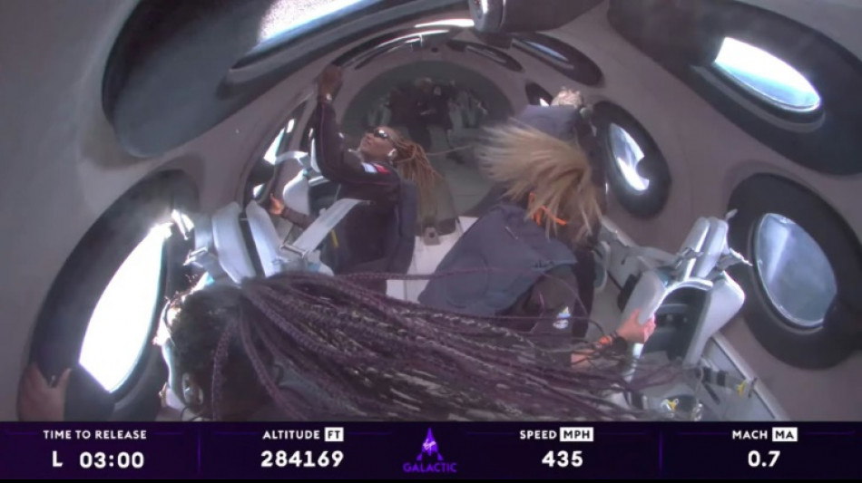 Virgin Galactic a emmen&eacute; ses premiers touristes dans l'espace