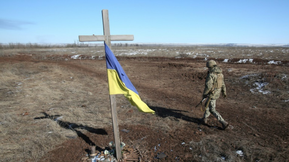 Ukraine: une base militaire frapp&eacute;e tout pr&egrave;s de la Pologne, Kiev "en &eacute;tat de si&egrave;ge"