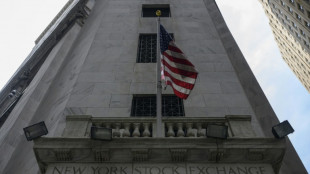 Wall Street termine en baisse, lest&eacute;e par la remont&eacute;e des taux et la crise de la dette