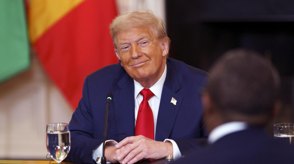 Gaffe di Trump,si complimenta con presidente Liberia per inglese