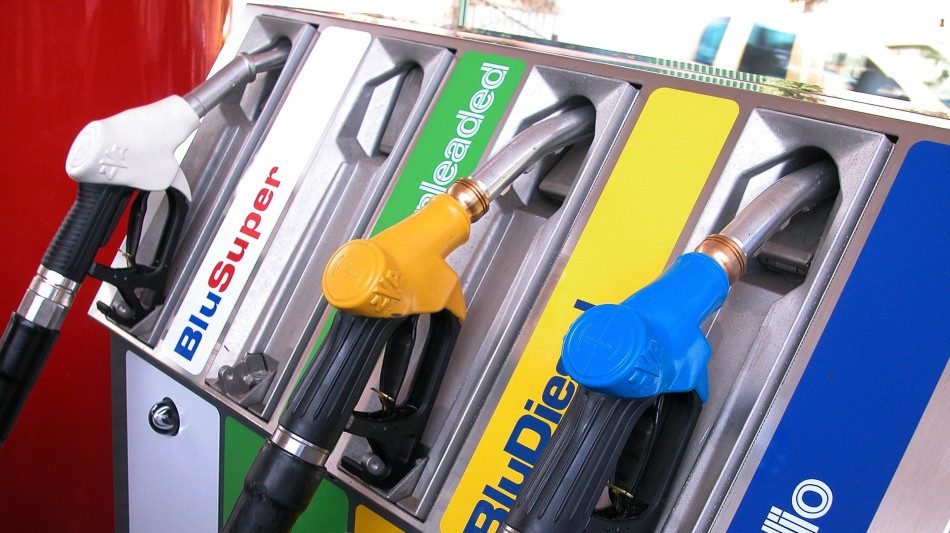 La benzina &egrave; in lieve calo, al self a 1,824 euro al litro