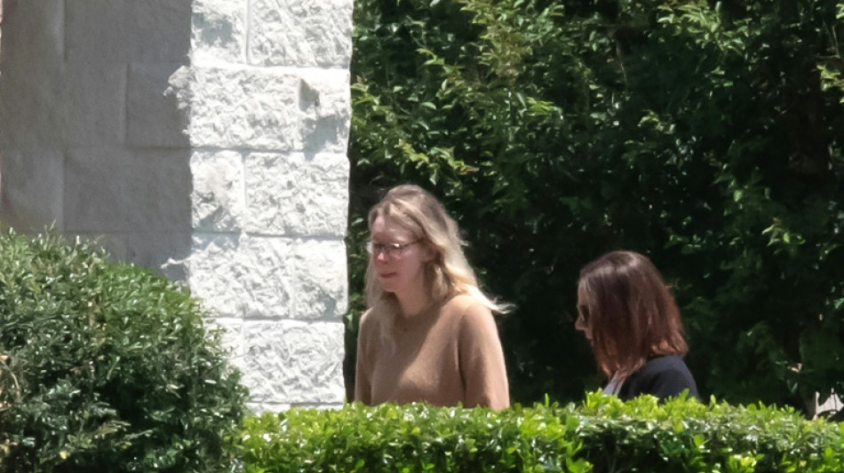 Fundadora da Theranos come&ccedil;a a cumprir pena de 11 anos de pris&atilde;o