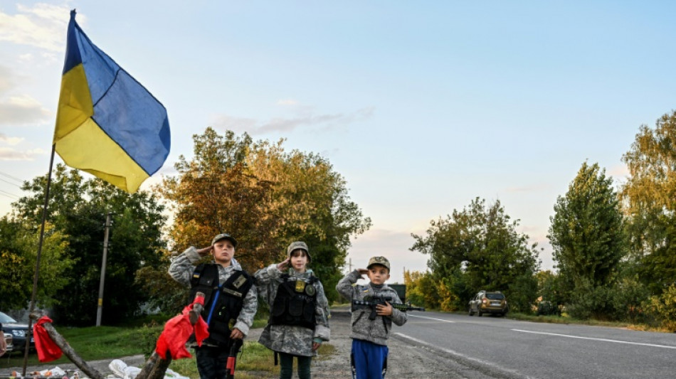"Buscando a rusos": ni&ntilde;os juegan a ser soldados en las carreteras de Ucrania