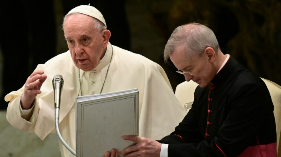 Zwei linke F&uuml;&szlig;e beim Fu&szlig;ball und eine Verlobte vorm Eintritt ins Priesterseminar