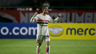 Com um a menos, S&atilde;o Paulo empata no fim com Libertad (1-1) e vai &agrave;s oitavas da Libertadores