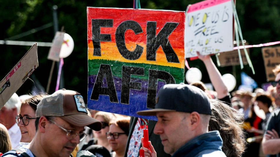 Migliaia di persone marciano in Germania contro l'estrema destra