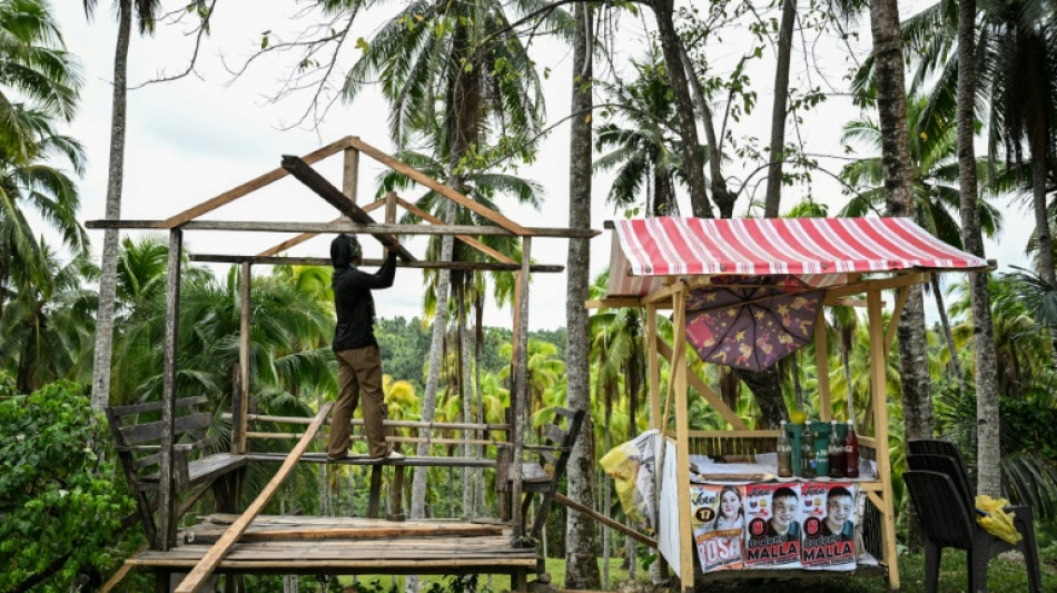 Philippines: des habitants nettoient les d&eacute;bris des deux s&eacute;ismes