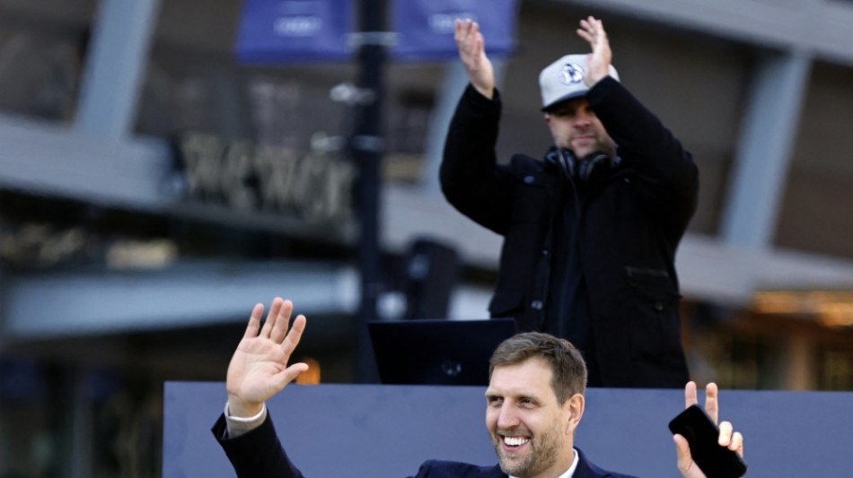 Zverev mit Nowitzki als Gl&uuml;cksbringer - und gr&ouml;&szlig;erem Platz