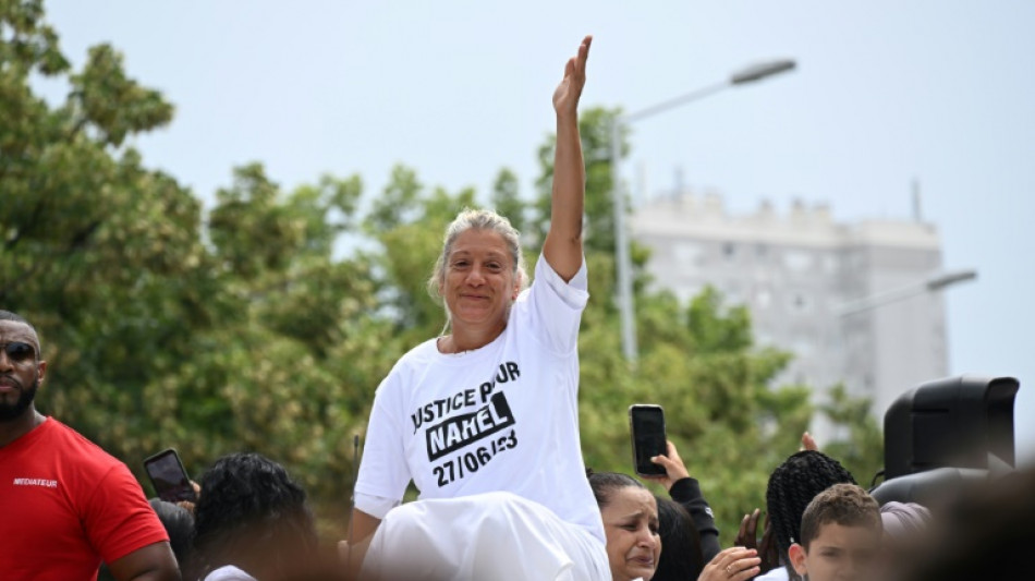 Raiva e medo da pol&iacute;cia ecoam em protesto por jovem baleado na Fran&ccedil;a